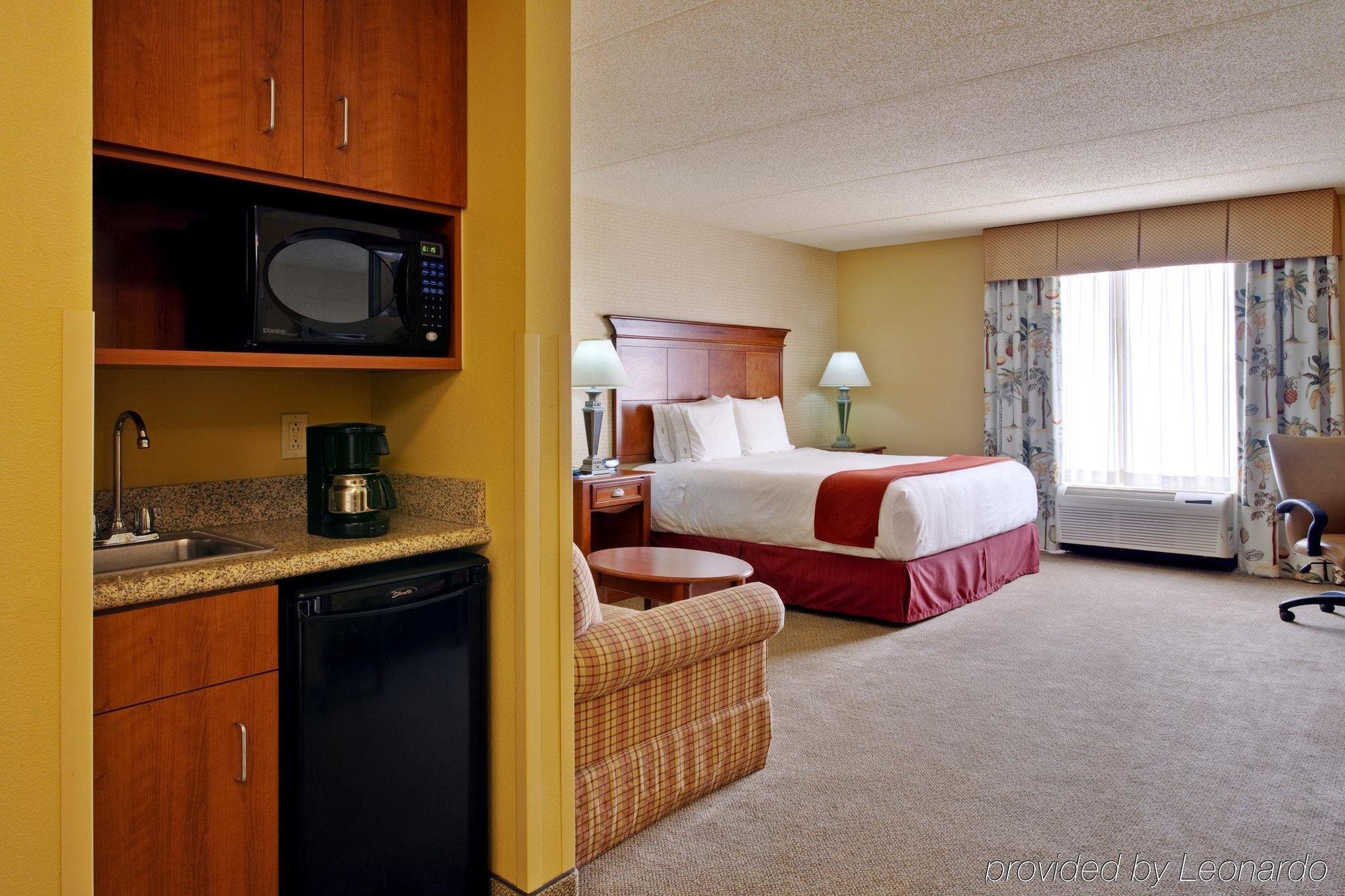 Holiday Inn Express & Suites Bloomington, An Ihg Hotel Habitación foto