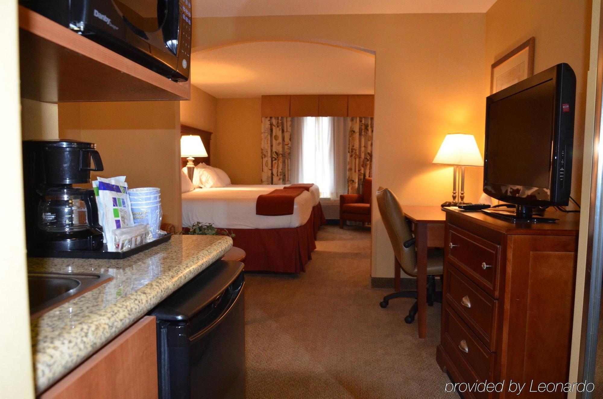 Holiday Inn Express & Suites Bloomington, An Ihg Hotel Habitación foto