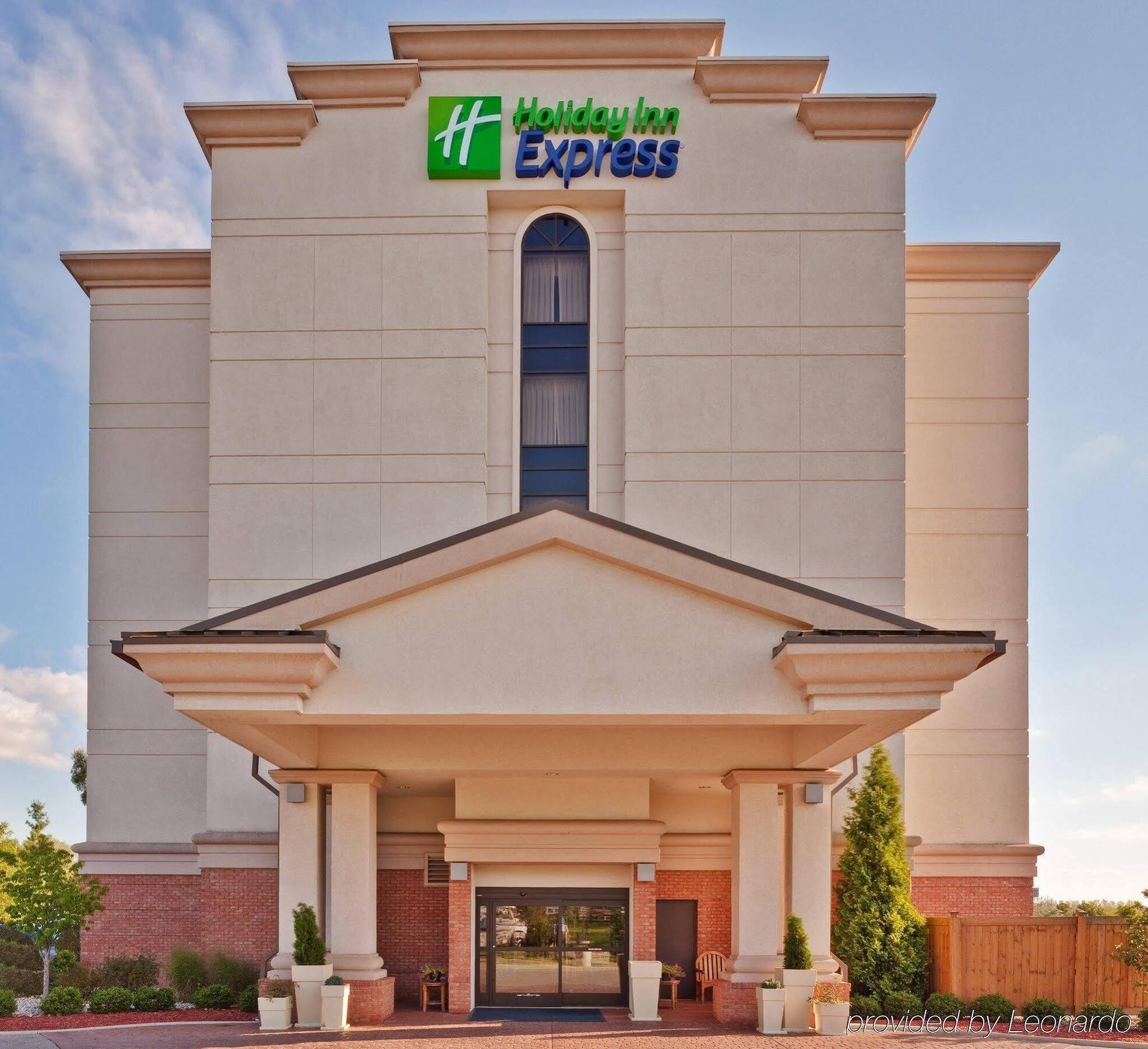 Holiday Inn Express & Suites Bloomington, An Ihg Hotel Exterior foto